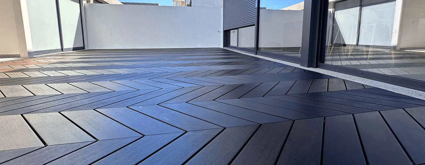 طراحی تراس ویلای خصوصی با کف‌پوش بامبو Chevron MOSO-4
