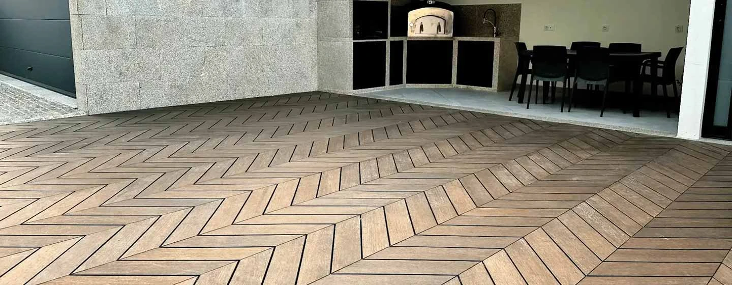 طراحی تراس ویلای خصوصی با کف‌پوش بامبو Chevron MOSO-5