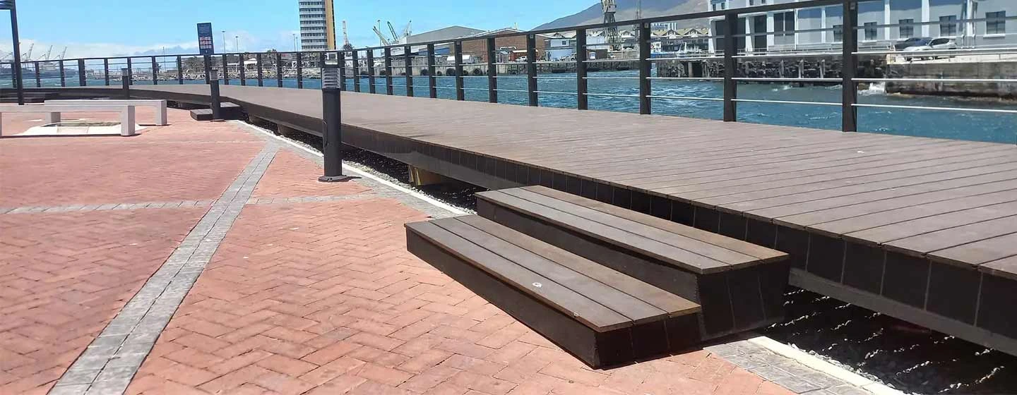 مسیر پیاده‌روی V&A Waterfront با دکینگ بامبو MOSO-5